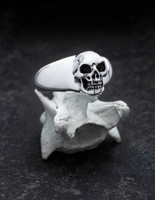 BEHEMOTH : Bague sceau lisse avec tête de mort pour hommes. Travaillé de manière plastique. Toutes les cavités sont noircies à la main. L'anneau repose sur un os dans l'image.