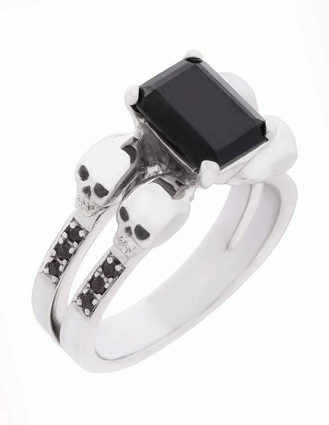 DAEMONA: ein großer gothic Ring mit schwarzen Diamanten. Ein besonderer Damenring mit Totenköpfen und einem schwarzen, rechteckigen Edelstein.