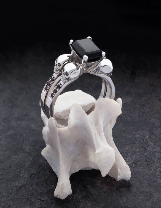 DAEMONA : une grande bague gothique avec des diamants noirs. Une bague spéciale pour femmes avec des têtes de mort et une pierre précieuse noire rectangulaire.