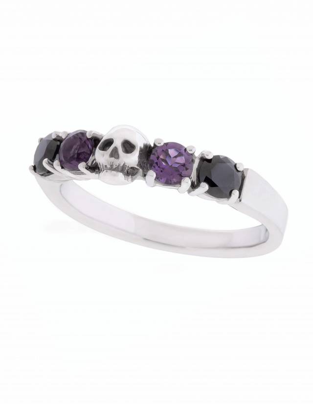 Helice es una magnífica alianza con una calavera rodeada de cuatro piedras preciosas redondas. El anillo está hecho de plata por el orfebre Kipkalinka. Vista lateral.