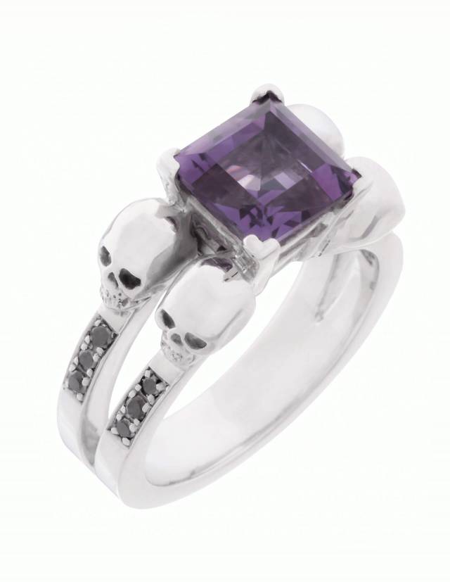 Lethe ist ein massiver Totenkopf Damenring mit schwarzen Diamanten und einem eckigen Amethyst Edelstein aus der Goldschmiede Kipkalinka. Ansicht von vorne.