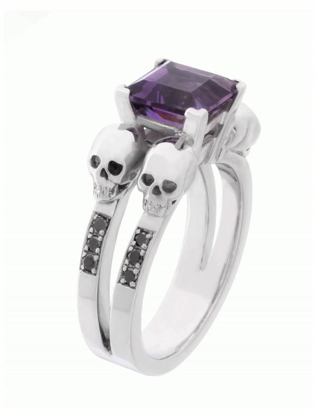 Lethe ist ein massiver Totenkopf Damenring mit schwarzen Diamanten und einem eckigen Amethyst Edelstein aus der Goldschmiede Kipkalinka. Seitenansicht.