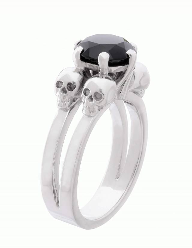 Lilith ist ein edler Totenkopfring für gothic Frauen. Der schlichte Ring ist aus Silber gefertigt und trägt zwischen vier kleinen Totenköpfen einen schwarzen Edelstein in der Mitte. Seitenansicht.