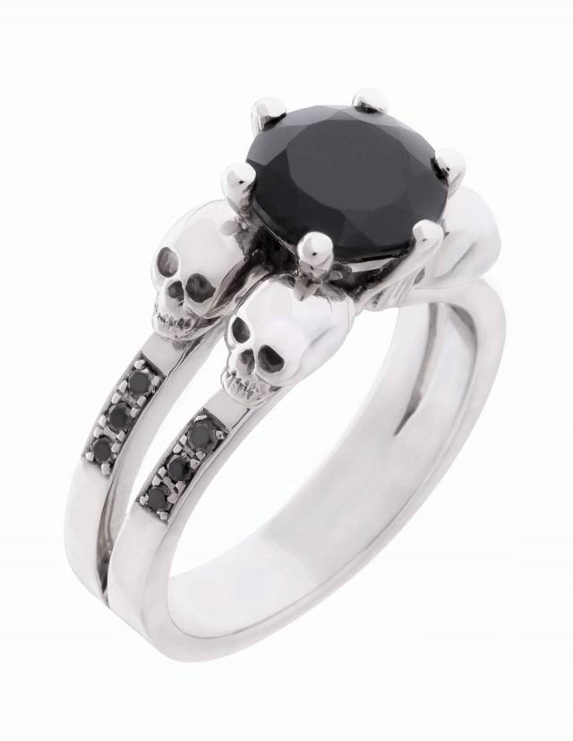 Lilith ist ein eleganter Totenkopfring mit schwarzen Diamanten und einem runden, schwarzen Edelstein. Der Ring ist aus Silber und der perfekte gothic Verlobungsring. Ansicht von vorn.