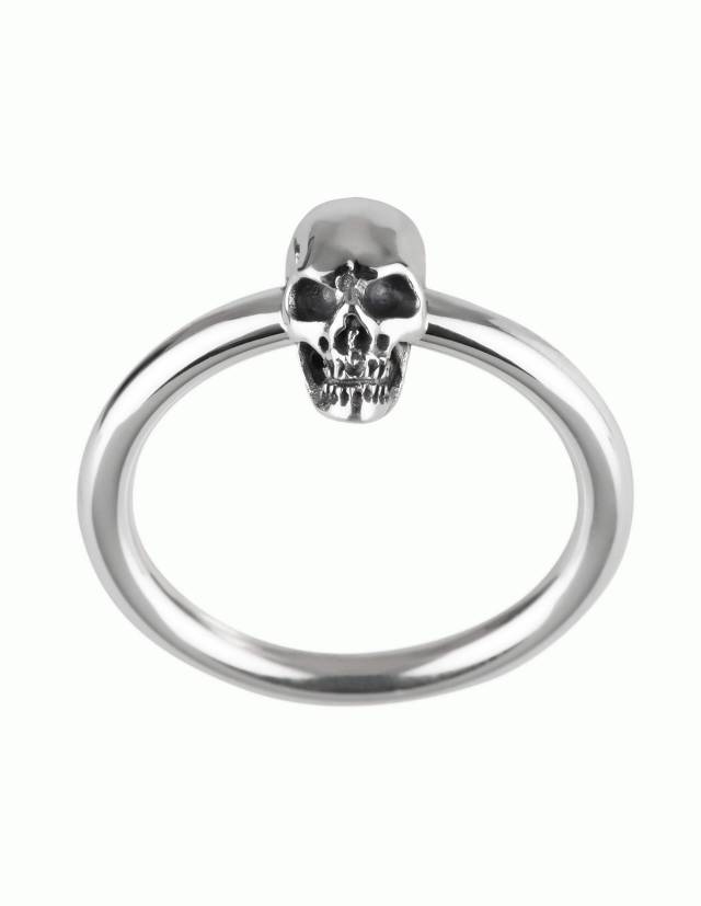 Totenkopfring aus Silber, der Name des Ringes ist "Little Behemoth"