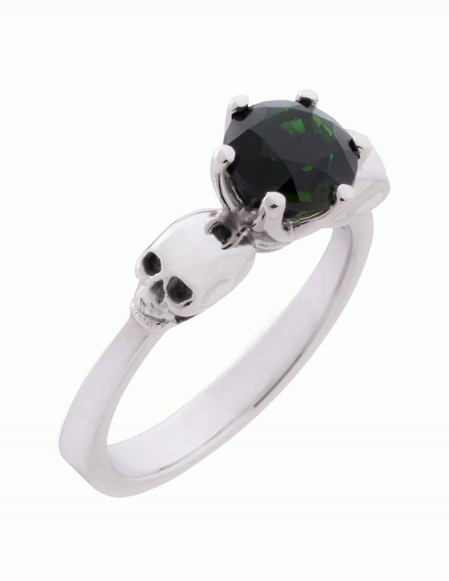 Wandika ist ein zarter Totenkopfring aus Silber für Damen. Er trägt einen kleinen schwarzen Edelstein in einer zarten Fassung. Ansicht von schräg oben.