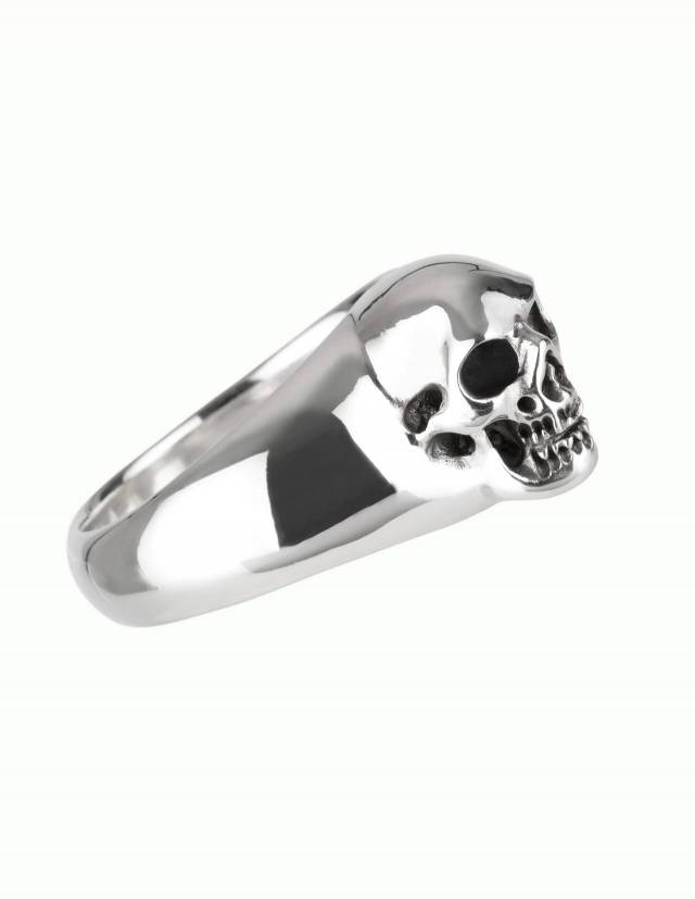 BEHEMOTH: Anillo de sello liso con calavera para hombre. Trabajado esculturalmente. Todos los huecos están ennegrecidos a mano.