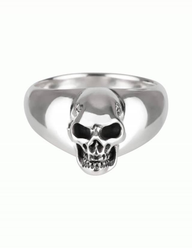 Anillo de sello liso con calavera para hombre. Trabajado de forma escultural. Todos los rebajes están ennegrecidos a mano.