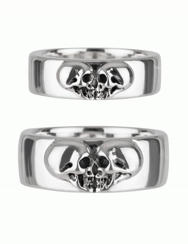 <div>Alt tag (image title as continuous text): Kissing Skulls are a pair of sturdy 925 silver wedding rings for real rockers. The two skulls in profile form a heart shape. The wedding rings are wide and curved. The rings are shown from the front.</div>            