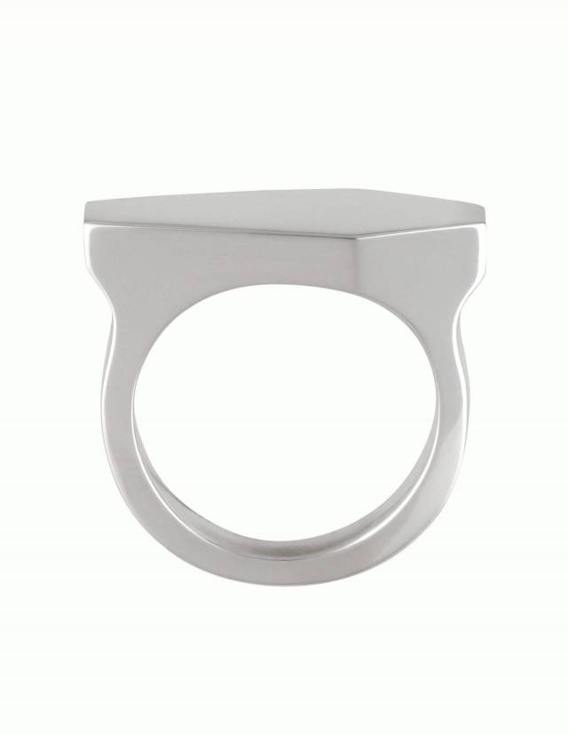 Necromance ist ein Siegelring in Form eines Sarges aus 925er Silber. Das Design ist sehr massiv, schlicht und elegant. Die Oberfläche des Ringes ist glatt und glänzend. Die Ringschiene ist angenehm gerundet und hat einen Verlauf. Foto direkt von der Seite.