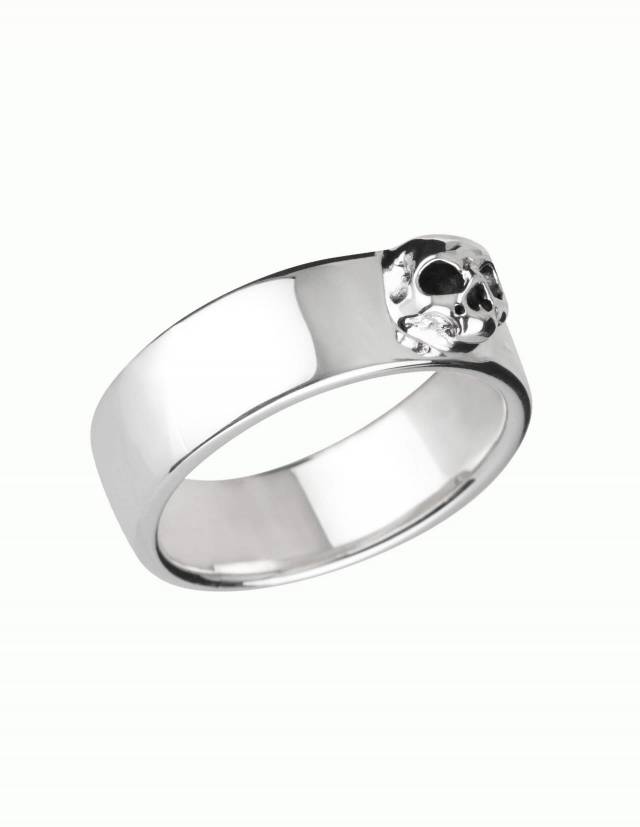 <span style="color: rgb(24, 22, 76); font-family: Inter; font-size: 14px; font-weight: 400;">Amun is a plain band ring made of silver with detailed skull without lower jaw. The ring has a flat shape, slightly curved inside and outside.</span> Side view.            