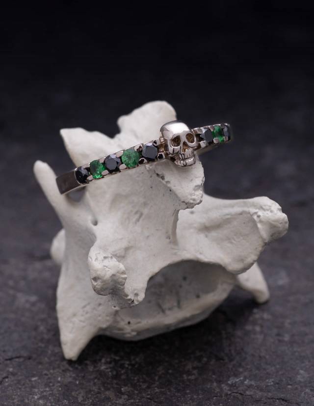 Skull wedding ring made of solid white gold with black and green gemstones by Kipkalinka.