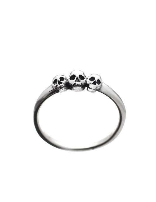 Ein kleiner, zarter Ring aus Silber mit drei winzigen Totenköpfen.