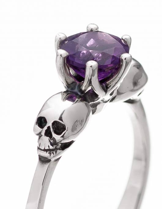 Ein kleiner Totenkopfring für Frauen aus Silber mit Amethyst.