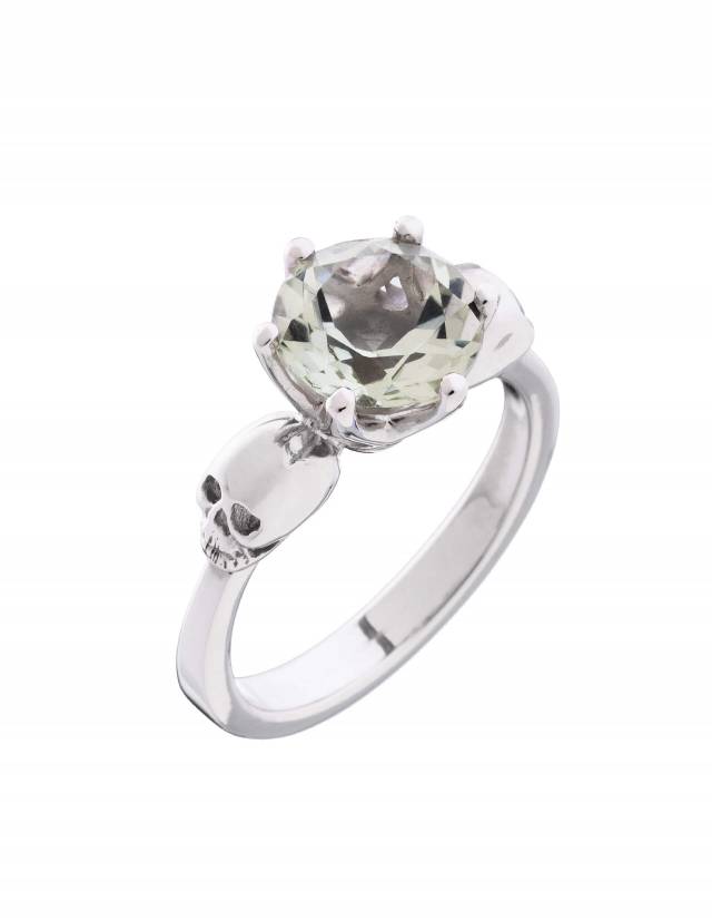 Ein Kleiner Totenkopf Ring mit hellgrünem Edelstein aus Silber.