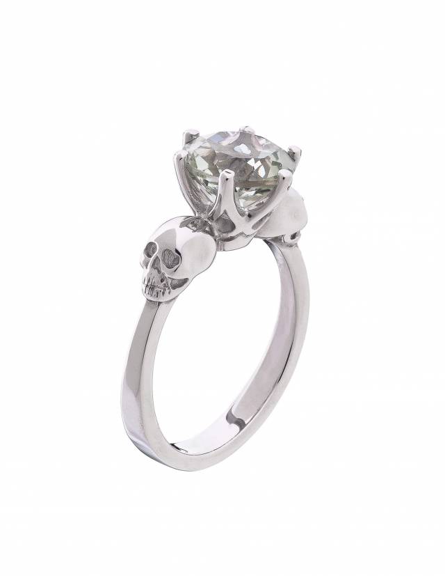 Ein Kleiner Totenkopf Ring mit hellgrünem Amethyst aus Silber.