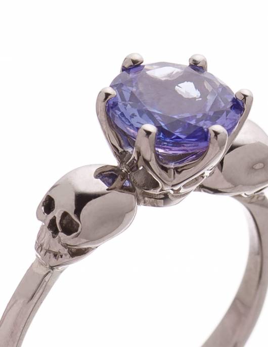 Dettaglio di un piccolo teschio in oro bianco con tanzanite viola.