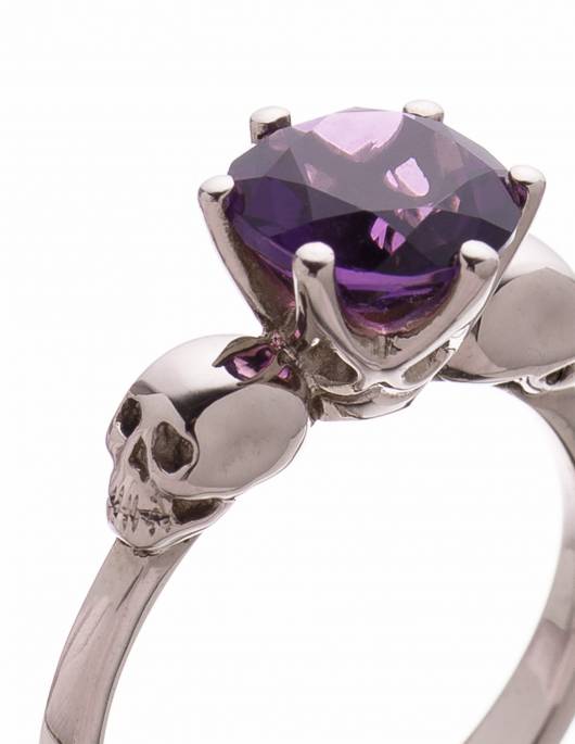 Detail eins kleinen Totenkopf Ringes aus Weißgold mit facettiertem Amethyst.