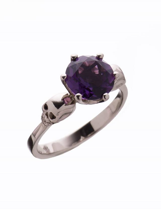 Zarter Totenkopf Ring aus Weißgold mit facettiertem Amethyst.