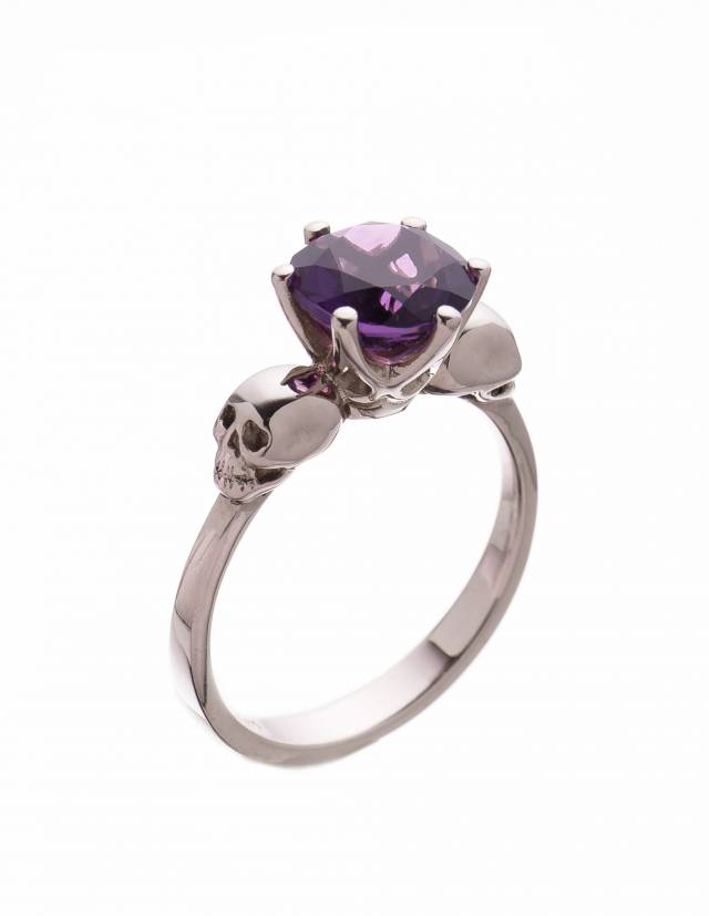 Totenkopf Ringe aus Weißgold für Frauen mit facettiertem Amethyst.