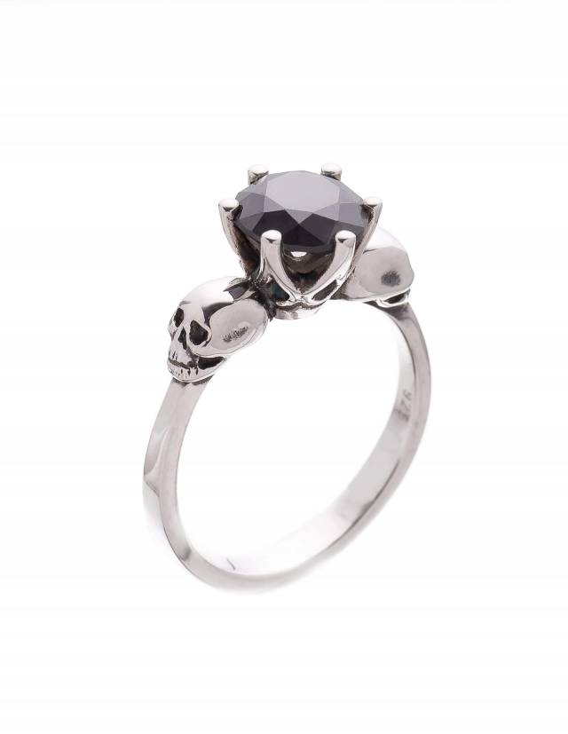 Anello con teschio in argento sterling e gemma di moissanite nera.