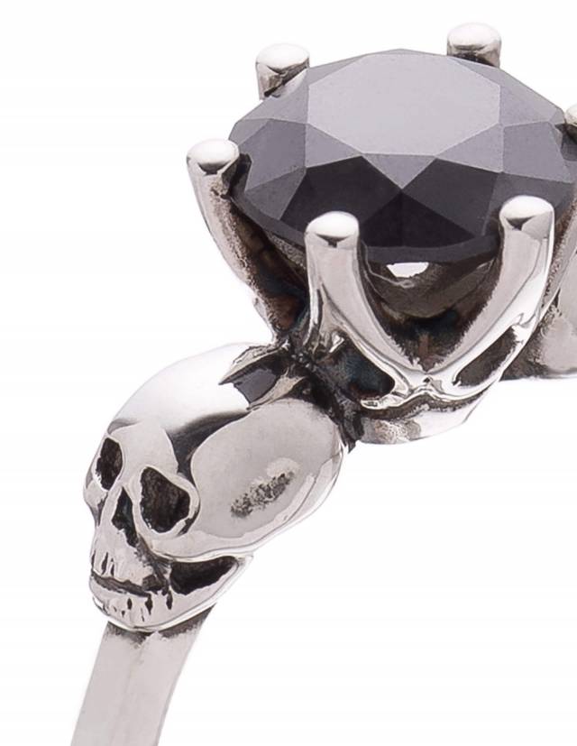 Detail of the dainty skull ring named Wanda with black moissanite gemstone.