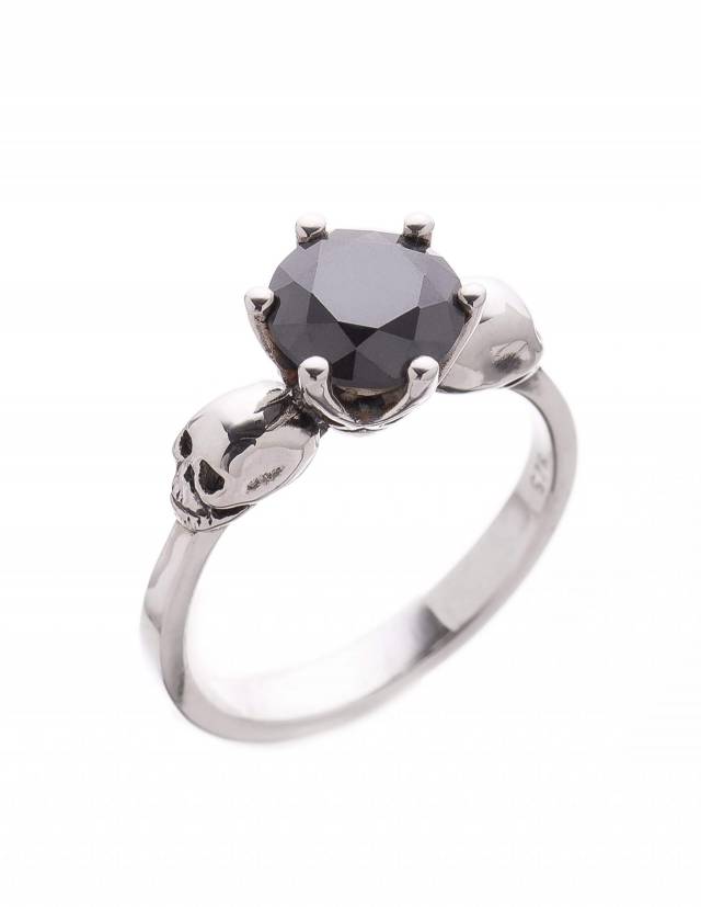 Une bague en forme de crâne en argent nommée Wanda avec une pierre noire en moissanite.