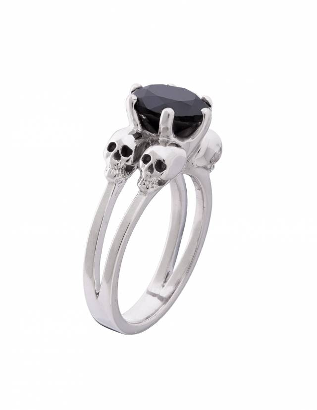 Un detallado anillo de calavera para mujer con gema moissanita negra, el anillo está hecho de plata de ley.