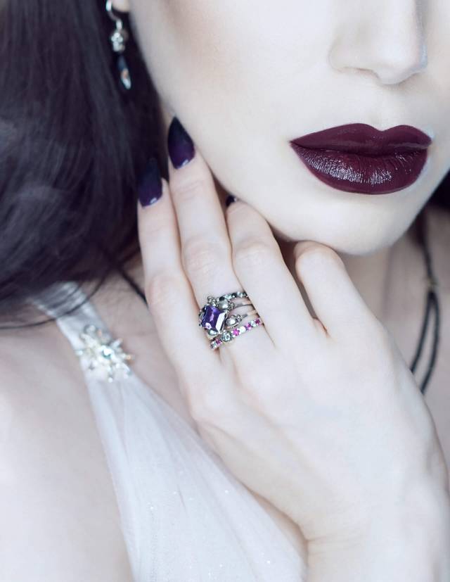 Close up of a women wearoing the Zorya skull engagement ring in a set with Salacia gothic wedding rings.