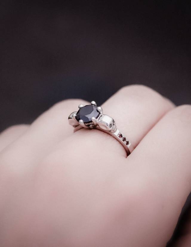 Bague en forme de crâne avec de petits diamants usés.