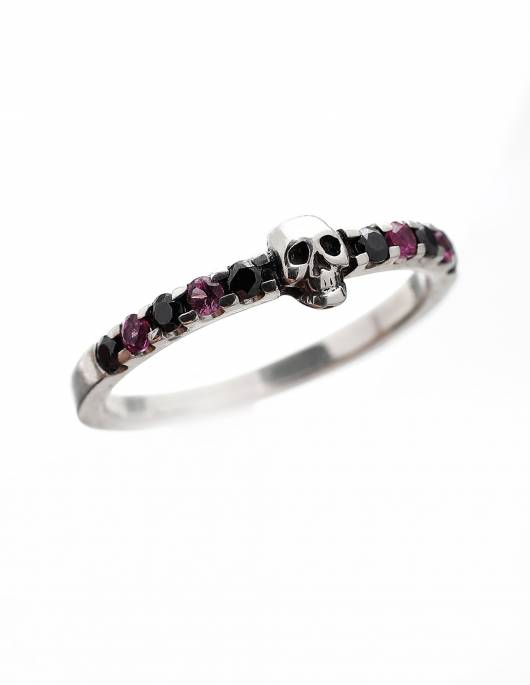 Delicado anillo de calavera con piedras preciosas negras y rosas de Kipkalinka.