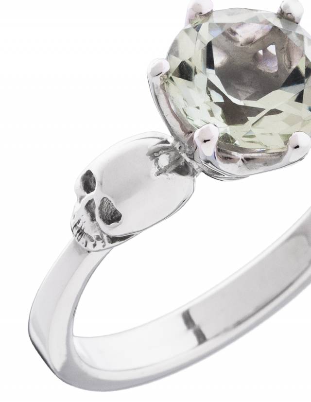 Detail of the detailed skullring WANDA by Kipkalinka set with a green amethyst gemstone.