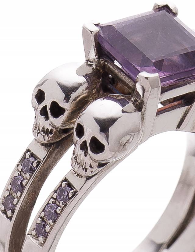 Anillo de compromiso de 4 calaveras con gema cuadrada morada, detalle de las calaveras.