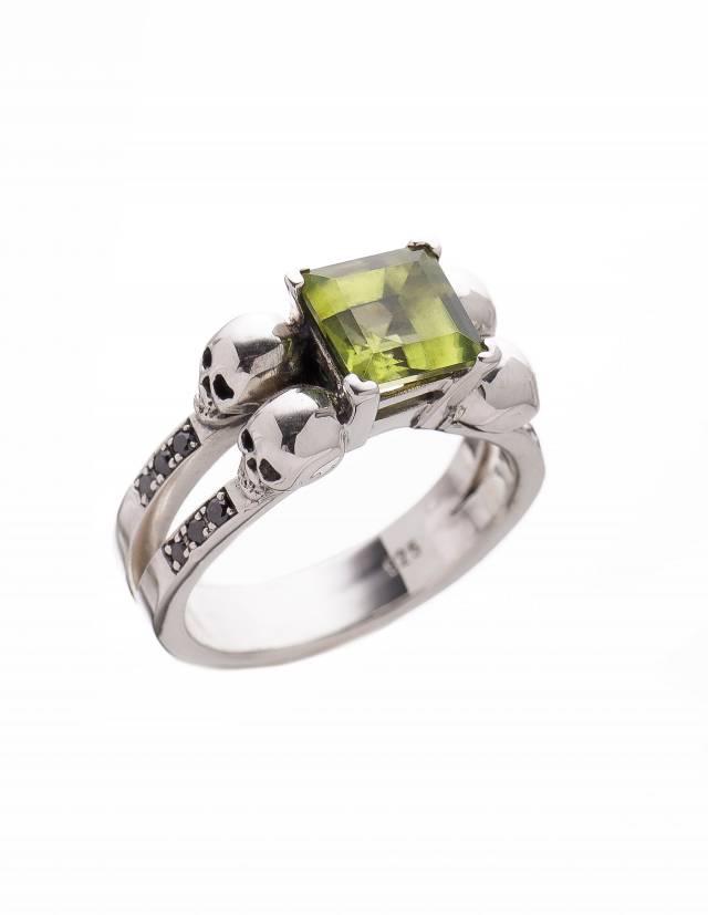 Anello a forma di teschio in argento sterling con peridoto verde e diamanti neri di KIPKALINKA.