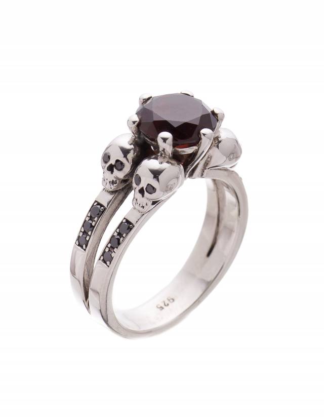 A detailed gothic engagement rign with skulls and black diamonds, model: Lilith.