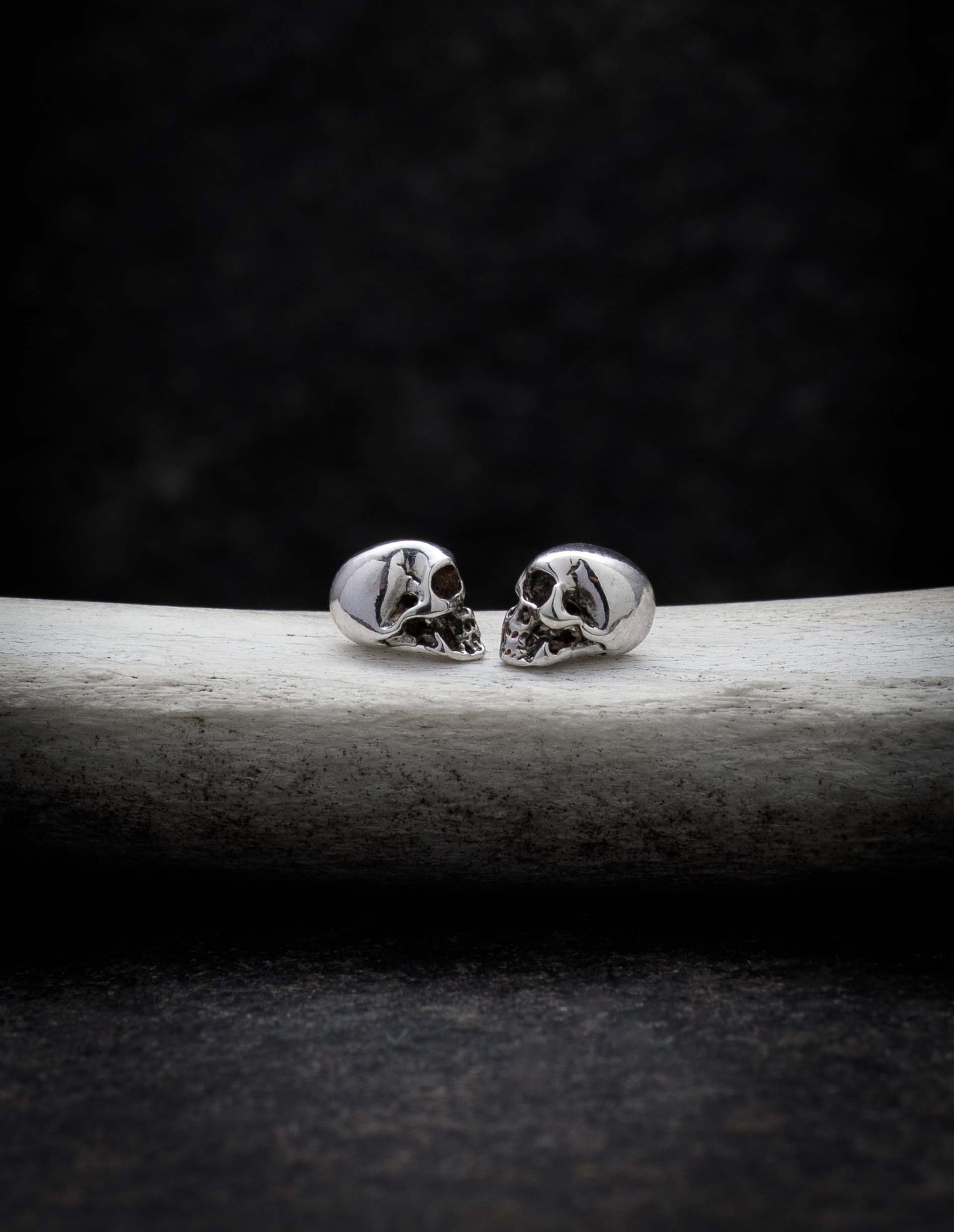 kissing-skulls-earstuds-sterling-silver-3 Totenkopf Ohrstecker in Silber vor schwarzem Hintergrund